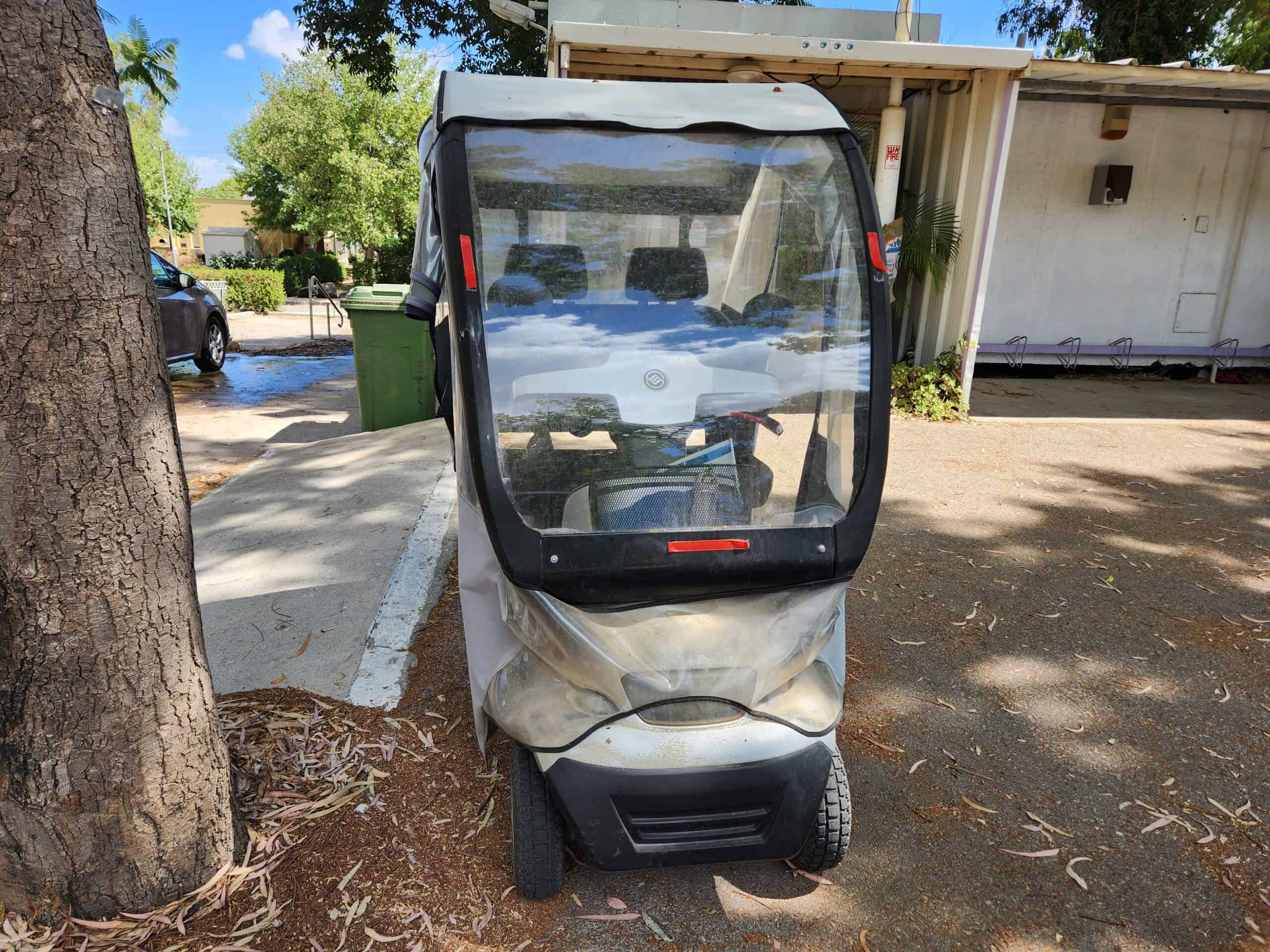 קלנועית אפיקים זוגית עם גג ושמשה