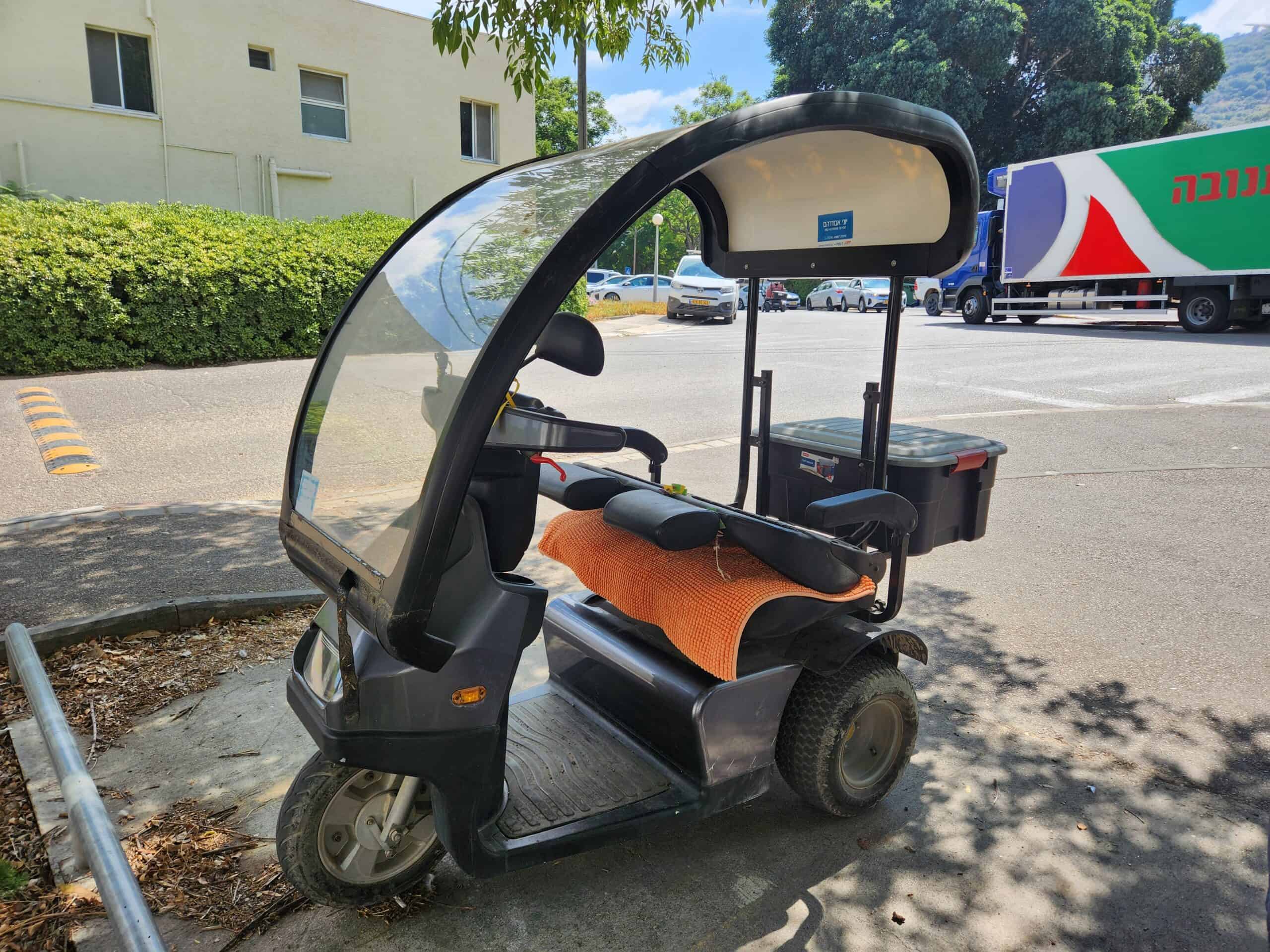 קלנועית אפיקים זוגית עם שמשה וגג