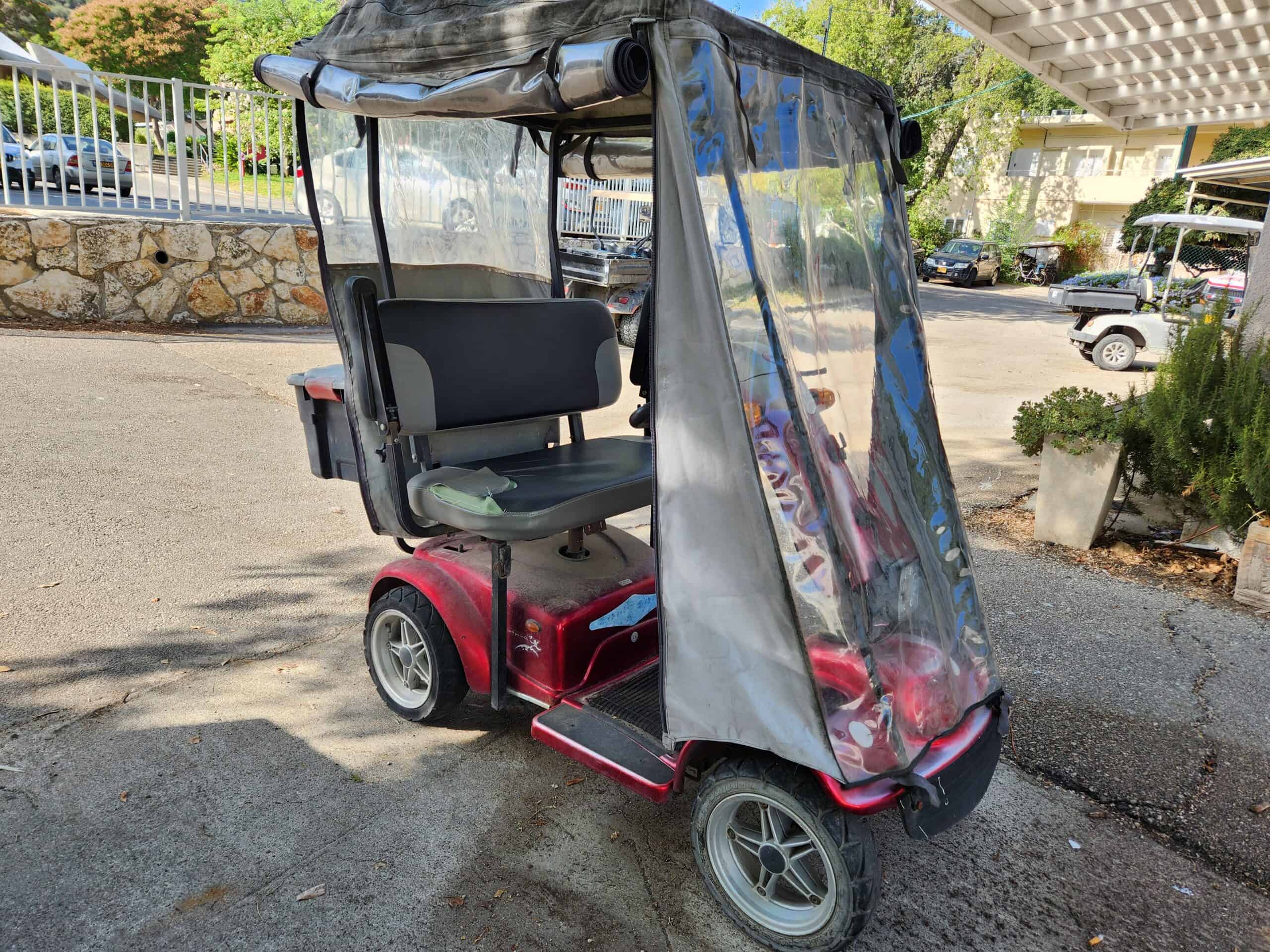 מריץ 4 גלגלים עם גג וארגז