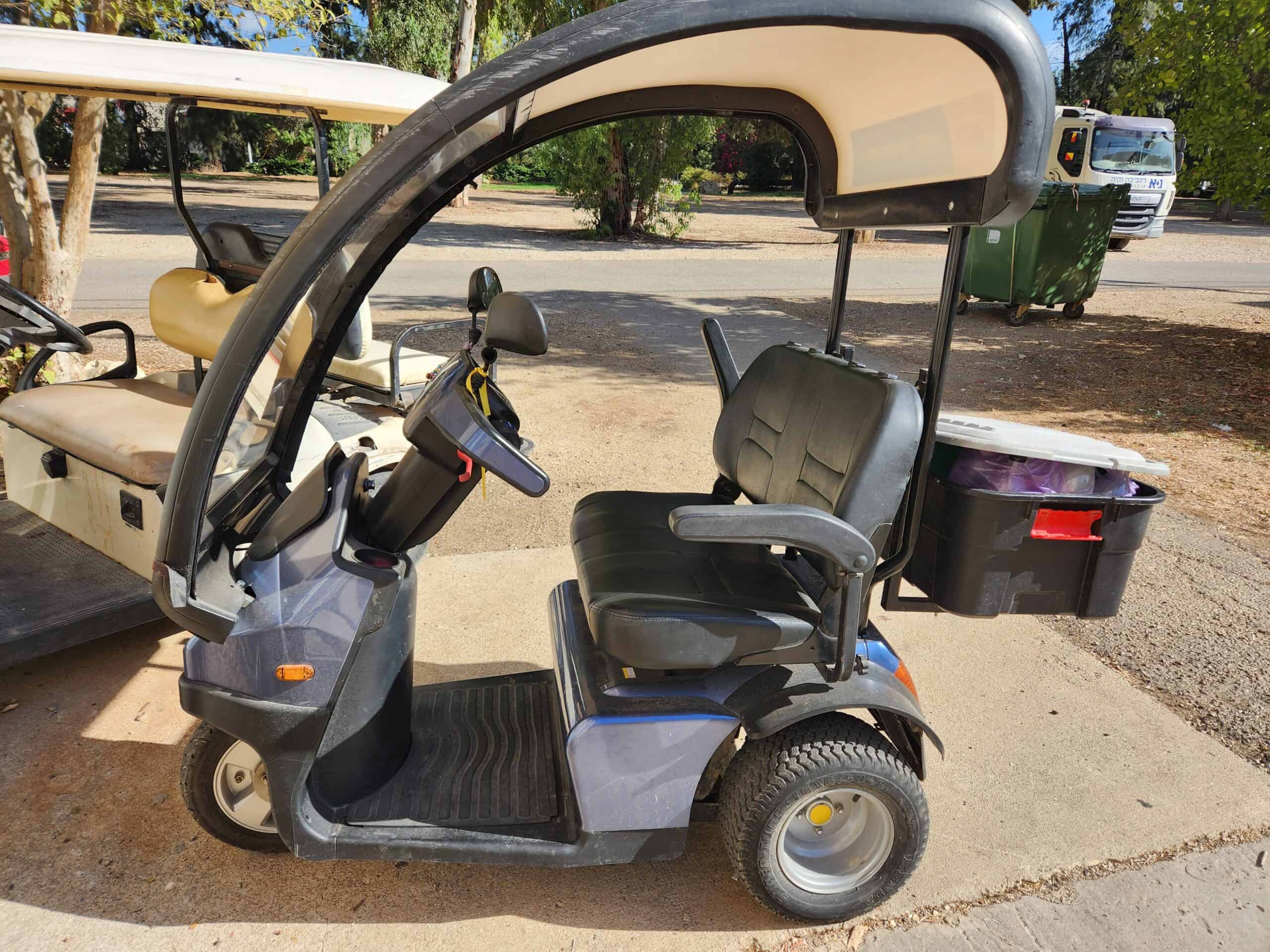 VOLVIT 4 גלגלים עם גג במצב טוב