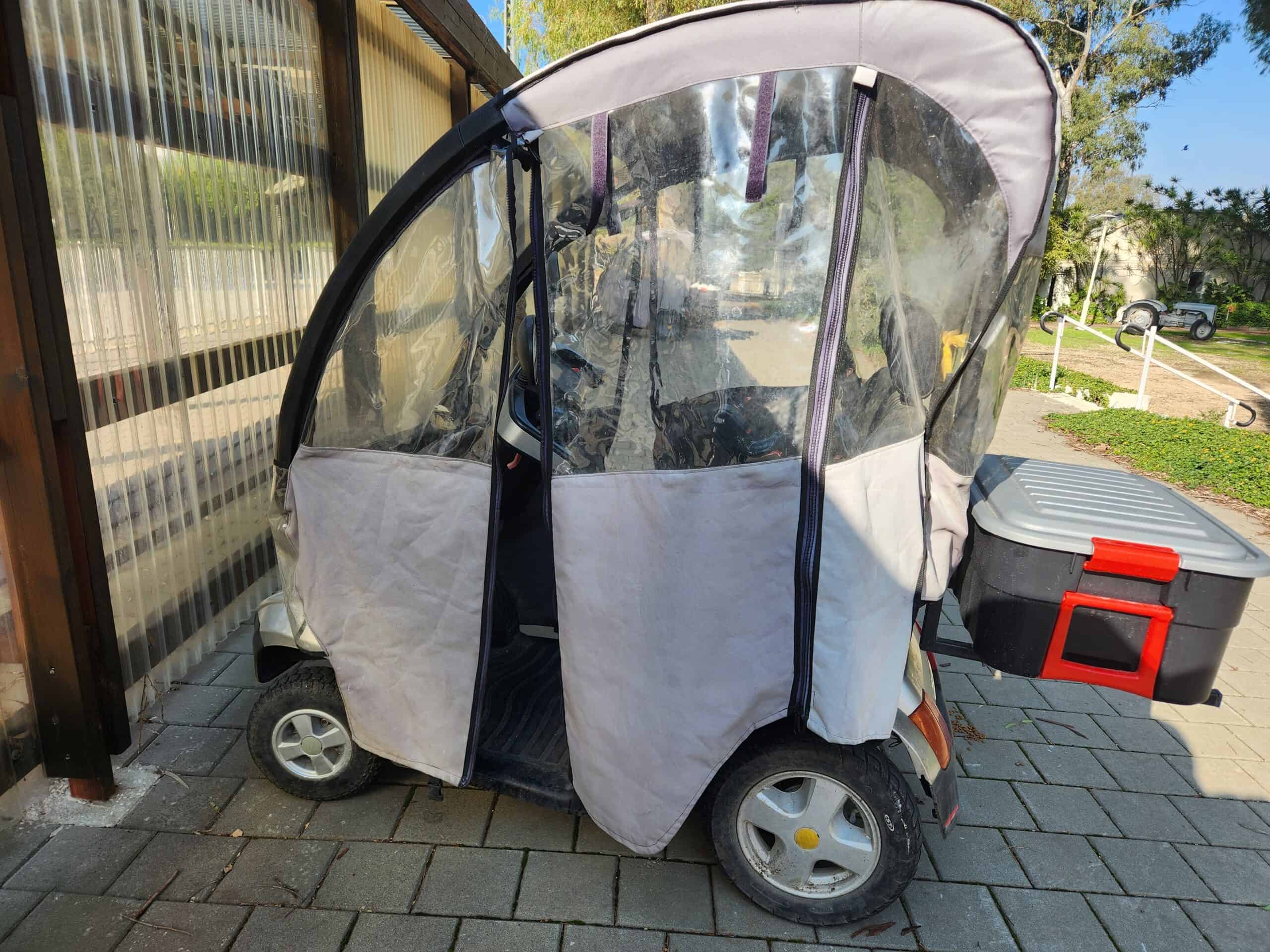 Merits 4 גלגלים עם גג במצב טוב